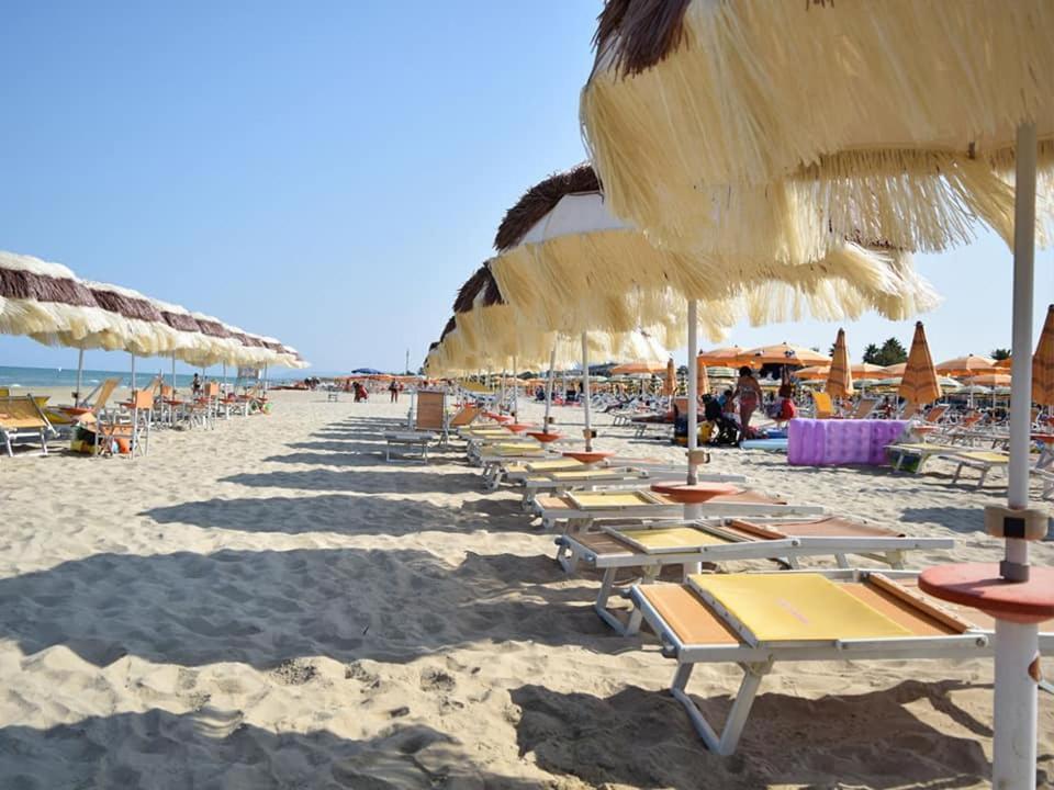Ristorante Hotel Lucia - 100 Mt Dal Mare Джулианова Экстерьер фото