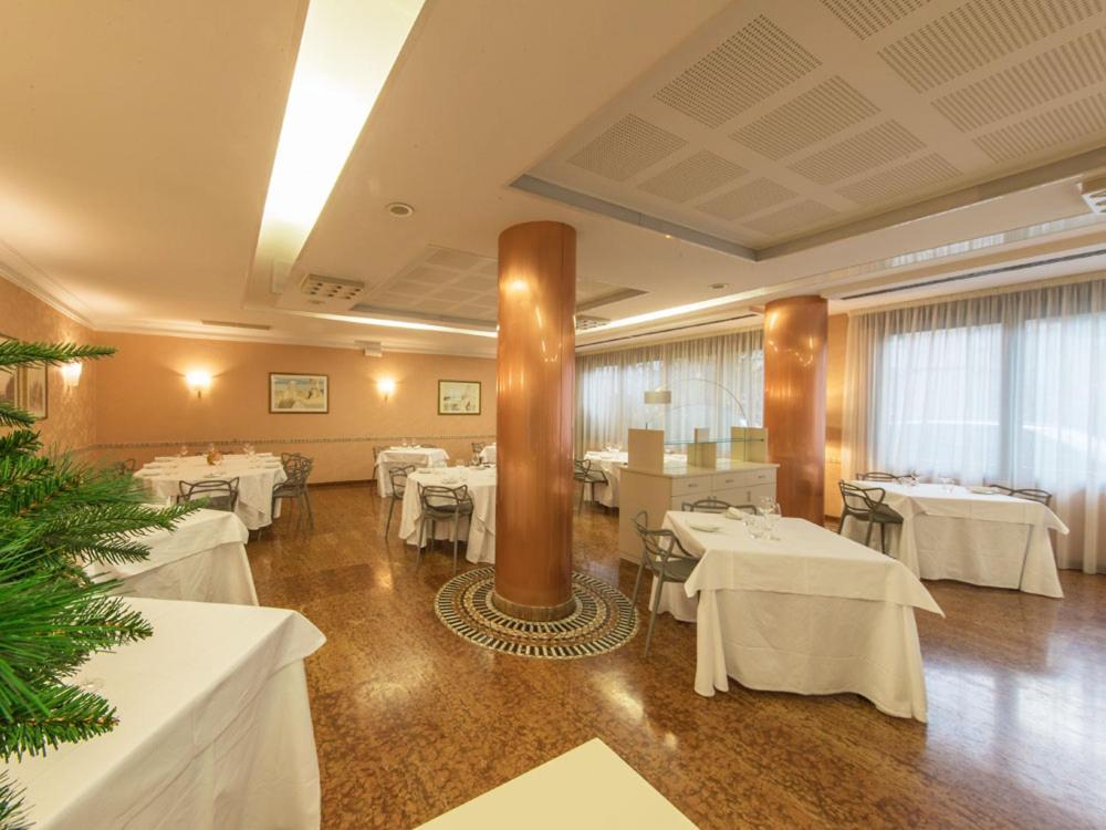 Ristorante Hotel Lucia - 100 Mt Dal Mare Джулианова Экстерьер фото