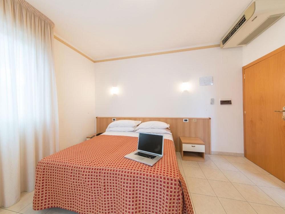 Ristorante Hotel Lucia - 100 Mt Dal Mare Джулианова Экстерьер фото