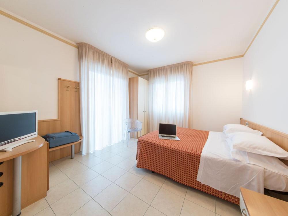 Ristorante Hotel Lucia - 100 Mt Dal Mare Джулианова Экстерьер фото