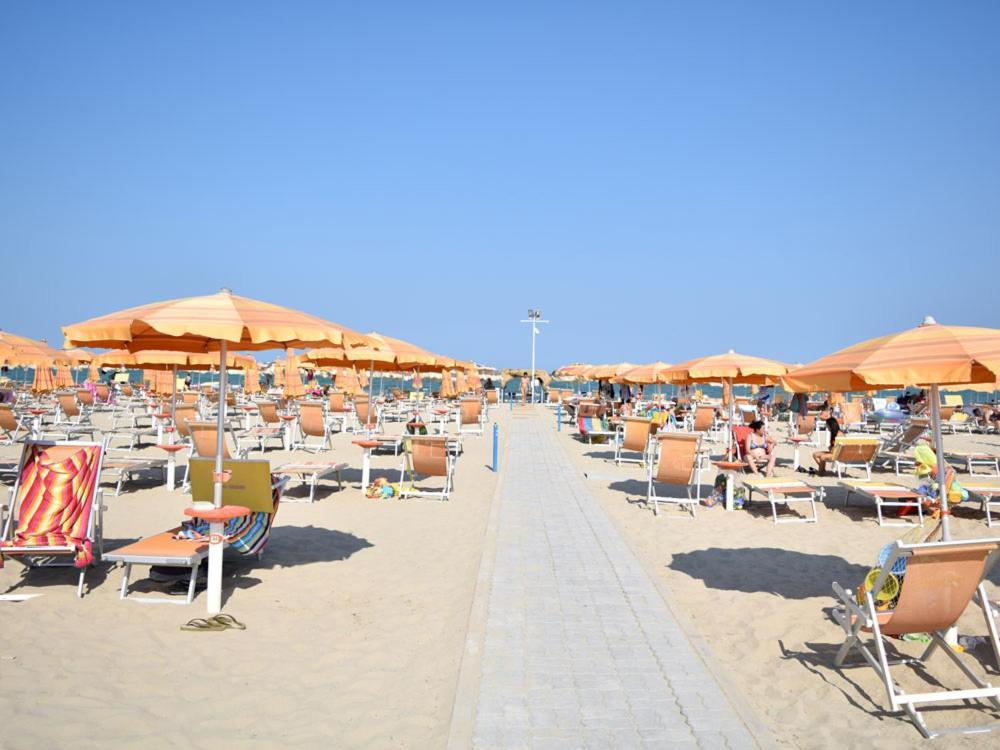 Ristorante Hotel Lucia - 100 Mt Dal Mare Джулианова Экстерьер фото