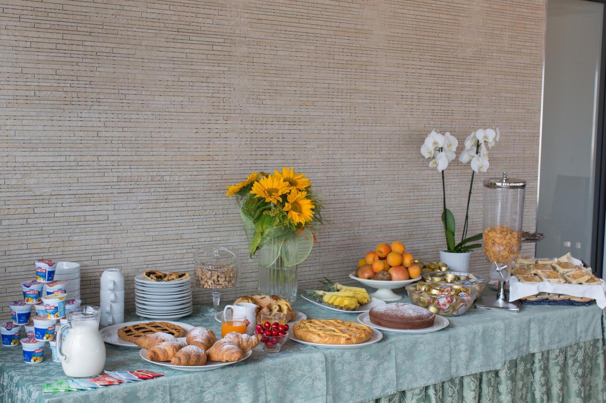 Ristorante Hotel Lucia - 100 Mt Dal Mare Джулианова Экстерьер фото